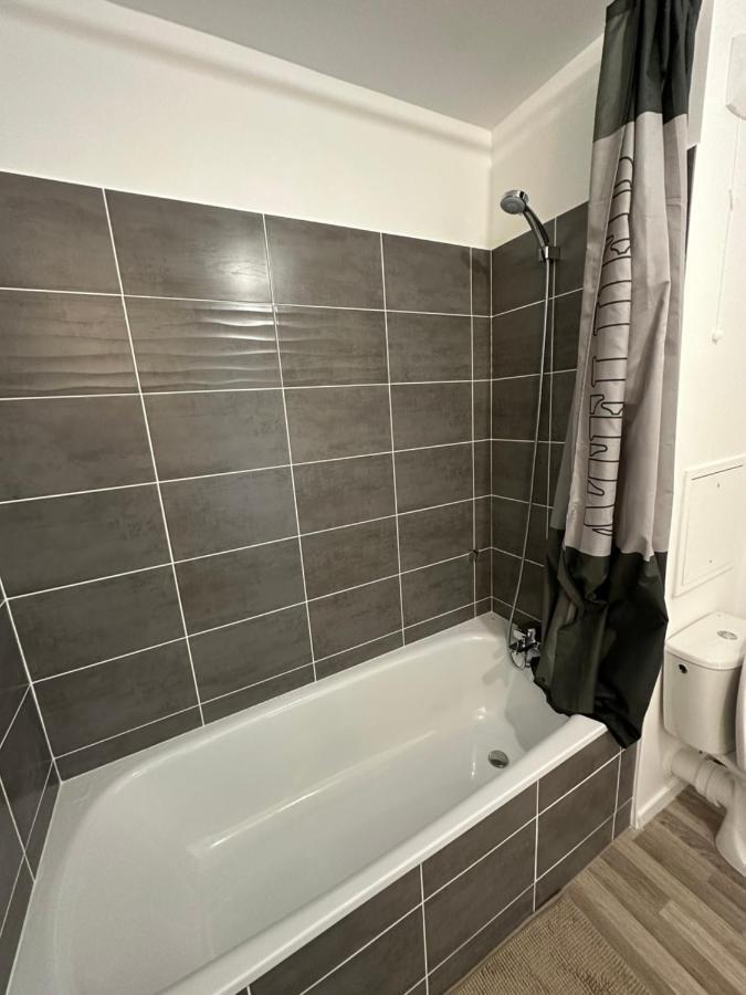 Agreable 2 Pieces Avec Balcon Et Parking Transports By Immo Kit Bnb Сарсель Экстерьер фото