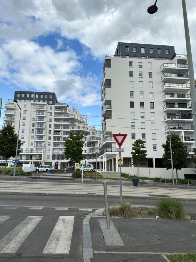 Agreable 2 Pieces Avec Balcon Et Parking Transports By Immo Kit Bnb Сарсель Экстерьер фото